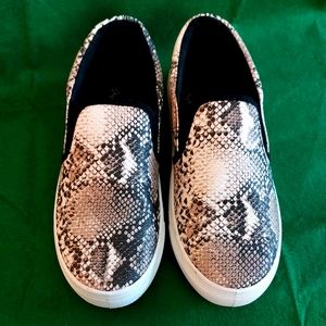 QUPID  SNAKESKIN PRINT SLIP ON SZ 8